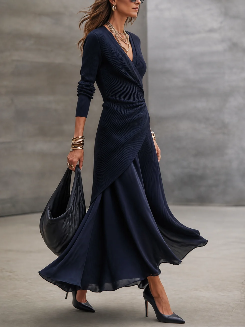 Loredana | Vestido maxi asimétrico con escote en V y paneles de satén azul marino