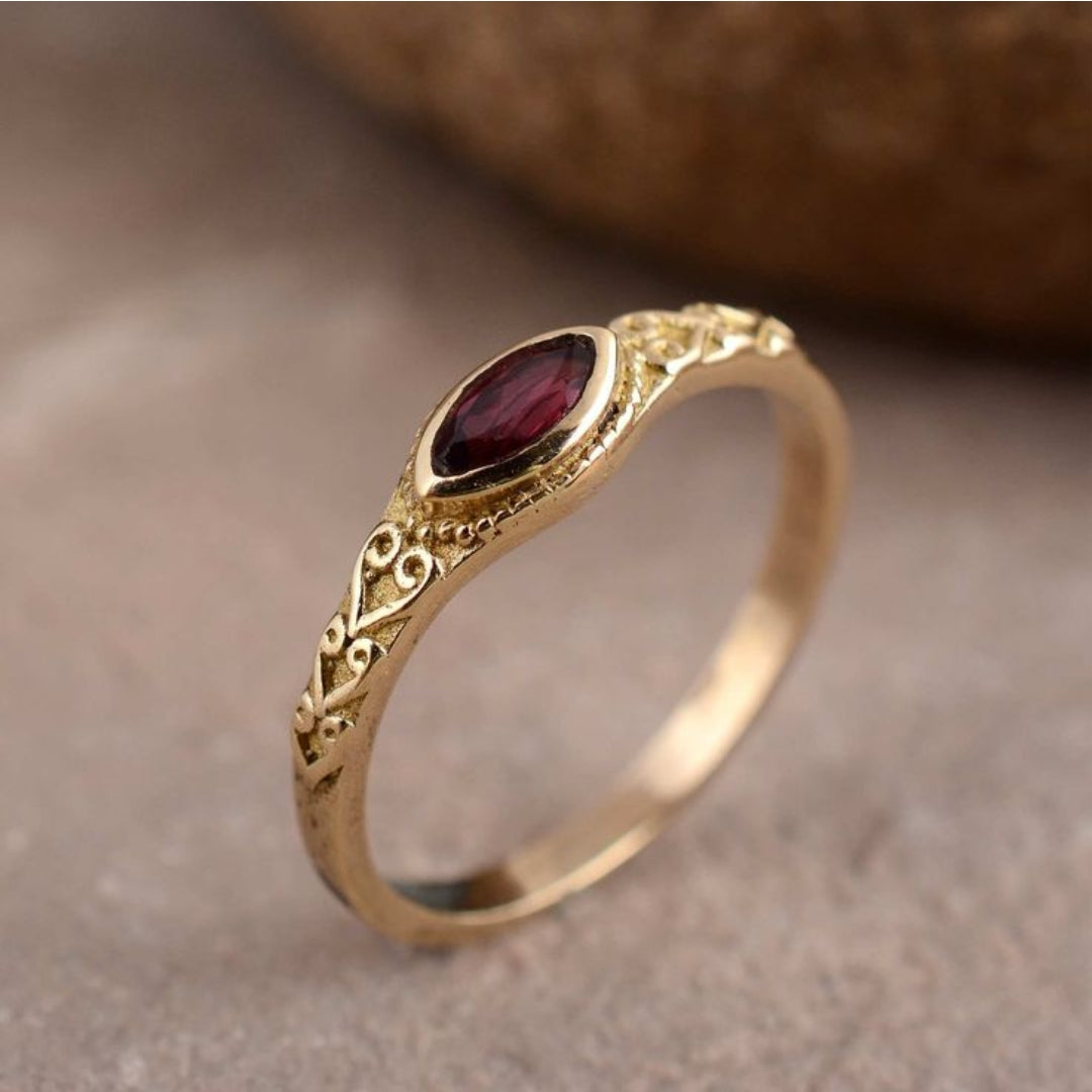 Anillo vintage de oro con una piedra roja engastada