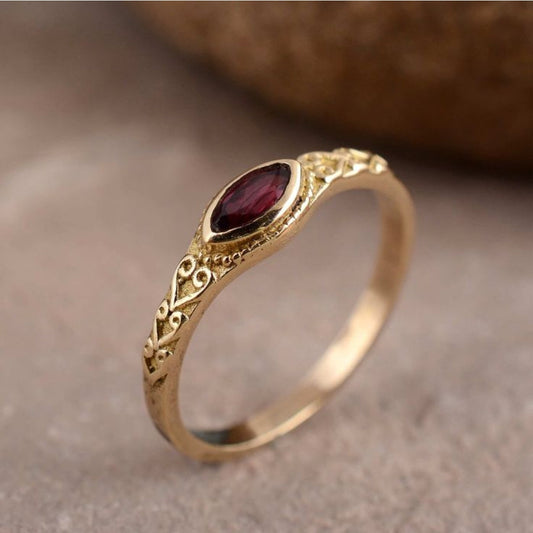 Anillo vintage de oro con una piedra roja engastada