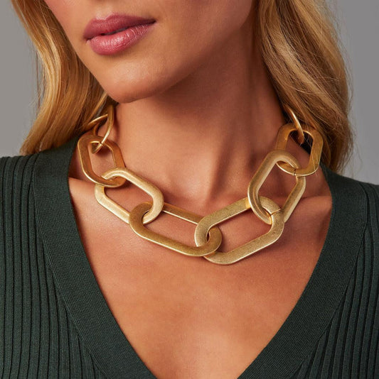 COLLAR CADENA DORADA ESCULTURAL