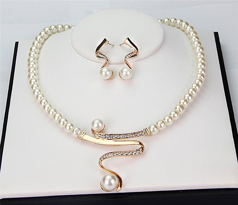 Conjunto de collar y pendientes de perlas naturales