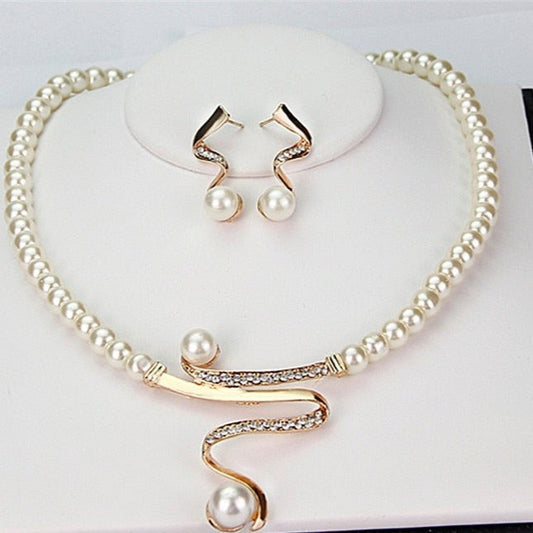 Conjunto de collar y pendientes de perlas naturales