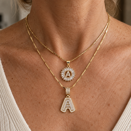 Conjunto de collares con inicial en pavé